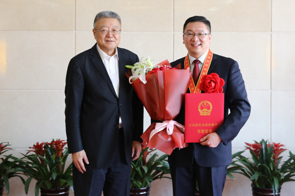 1.牛書記與韓莽合影小圖