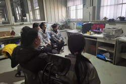 13.晶日公司質量管理部組織觀看新聞發布會直播