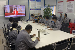 14.正元國際賀州續寶公司職工在礦山項目指揮部收看新聞發布會直播