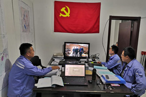 3.冶金地質總局三局內蒙古地勘院達斯呼都格多金屬礦勘查項目部觀看時代楷模事跡直播