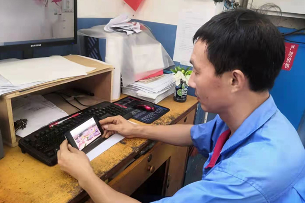 11黑旋風股份職工在車間利用手機觀看慶祝大會直播 11黑旋風股份職工在車間利用手機觀看慶祝大會直播