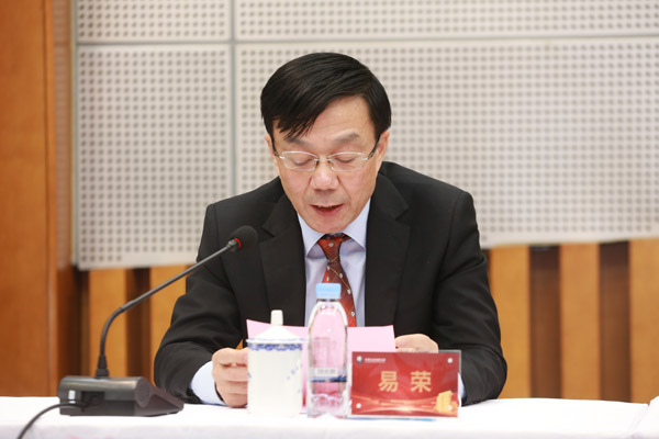 一局黨委副書記、局長易榮發言