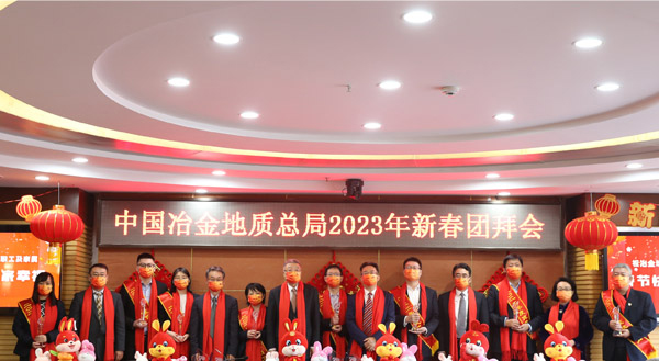 頒發優秀員工獎 頒發優秀員工獎