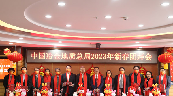 總局領導向總部員工贈書 總局領導向總部員工贈書