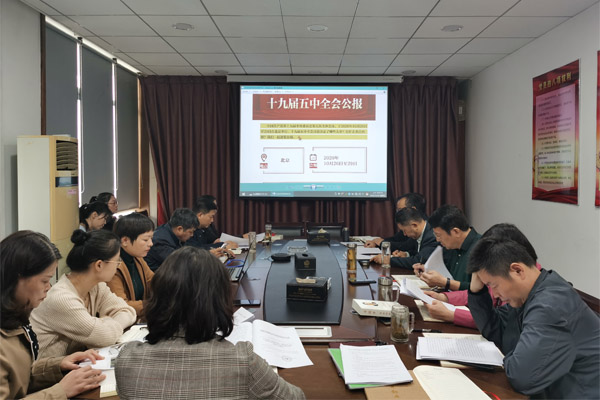 圖四：10月30日，冶金地質總局所屬中南局資環公司黨委組織學習十九屆五中全會公報。