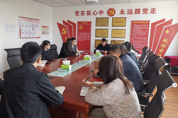 圖五：10月30日，冶金地質總局所屬西北局甘肅中冶公司組織學習十九屆五中全會公報。