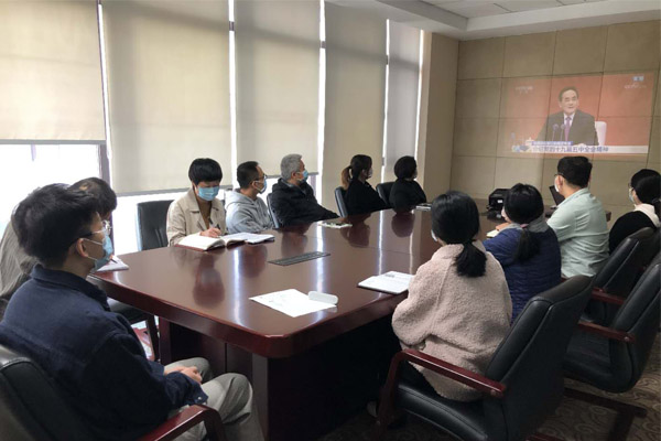 圖六：10月30日，冶金地質總局所屬研究院組織收看十九屆五中全會新聞發布會。