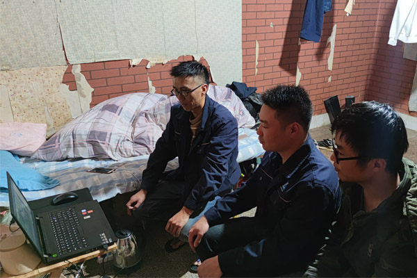 圖八：昆明院中冶建設工程有限公司冶煉廠防滲工程施工項目組觀看十九屆五中全會