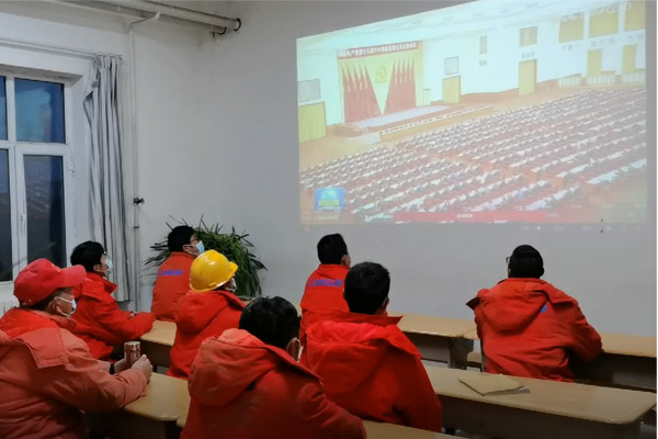 圖十：10月29日，冶金地質總局所屬正元國際金壩公司組織選礦廠職工收看十九屆五中全會新聞聯播報道